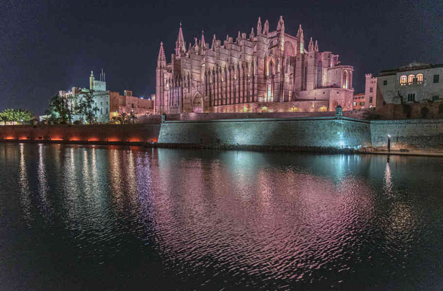 Mallorca - Palma 003 - catedral-basílica de Santa Maria de Mallorca y palacio real de la Almudaina.jpg